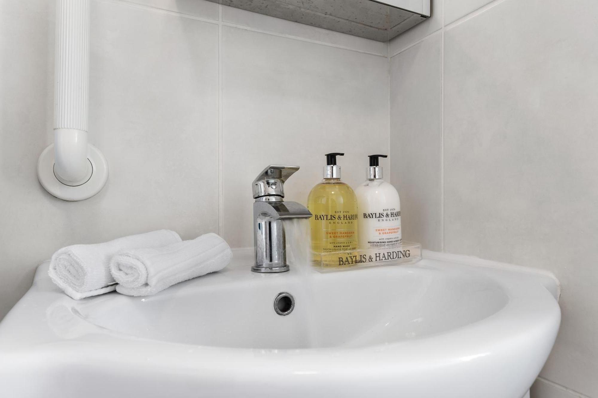 Clapham Serenity Garden Retreat With Free Parking Лондон Екстер'єр фото